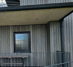 Fassadenverkleidungspaneel in Holzoptik aus unterschiedlich breiten Holzelementen, grau, 300cm x 51cm x 25mm (1.5qm)